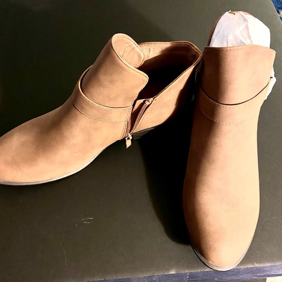 Size 8.5 ankle boots - Picture 2 of 5